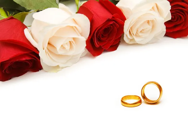 Bröllop koncept med rosor och ringar Stockbild