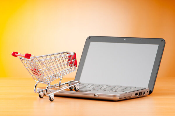 Internet concepto de compras en línea con ordenador y carrito — Foto de Stock
