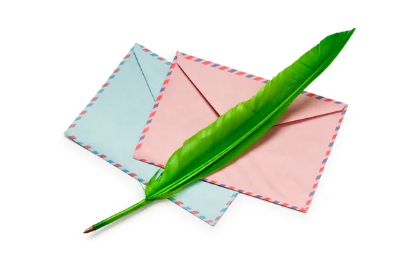Envelope e penas isoladas no branco — Fotografia de Stock