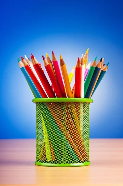 Kleurrijke potloden op de achtergrond — Stockfoto