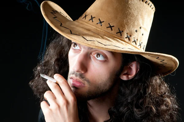 Hombre en sombrero de cowbow fumar — Foto de Stock