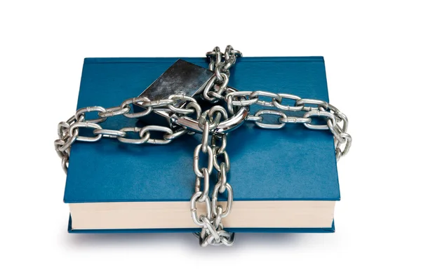 Conceito de censura com livros e correntes sobre branco — Fotografia de Stock