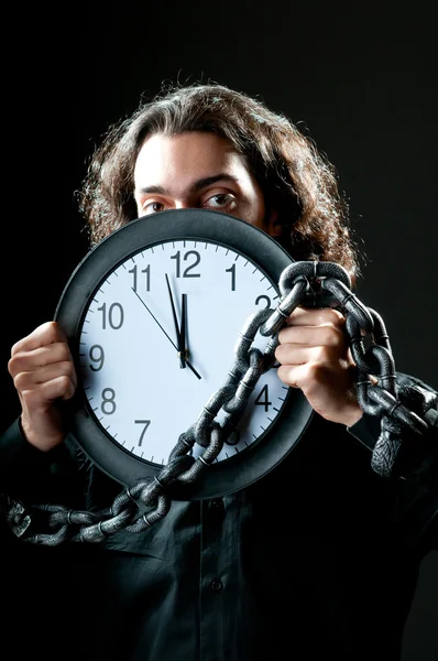 Hombre encadenado al reloj — Foto de Stock