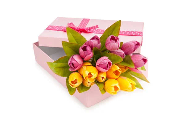 Caja de regalo y tulipanes aislados en blanco —  Fotos de Stock