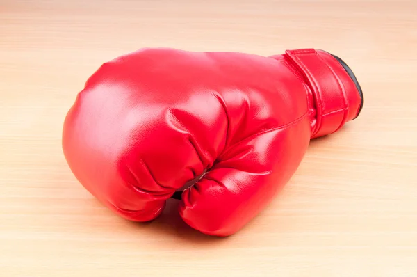 Röd boxningshandskar i bakgrunden — Stockfoto