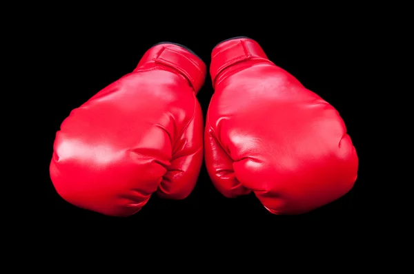Червоні боксерські рукавички ізольовані на чорному — стокове фото