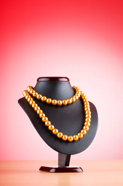 Collier perle sur fond dégradé — Photo