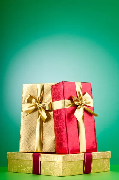 Viering concept - geschenkdoos tegen kleurrijke achtergrond — Stockfoto