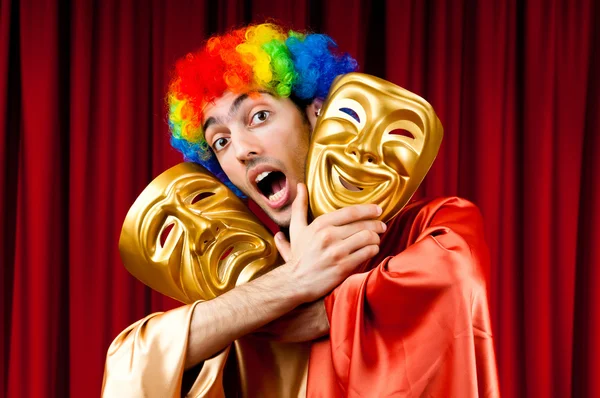Herec s maks v pojetí vtipné divadlo — Stock fotografie