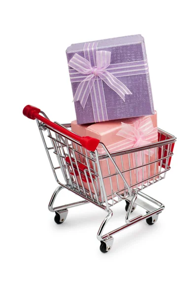 Carrello della spesa e scatole regalo su bianco — Foto Stock