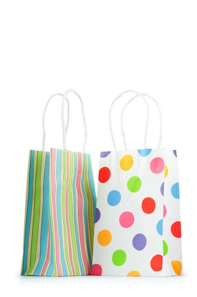 Sacos de compras de papel coloridos isolados em branco — Fotografia de Stock