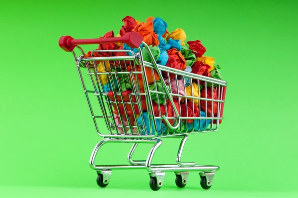 Recylcing concept met papier van de kleur en het winkelen kar — Stockfoto