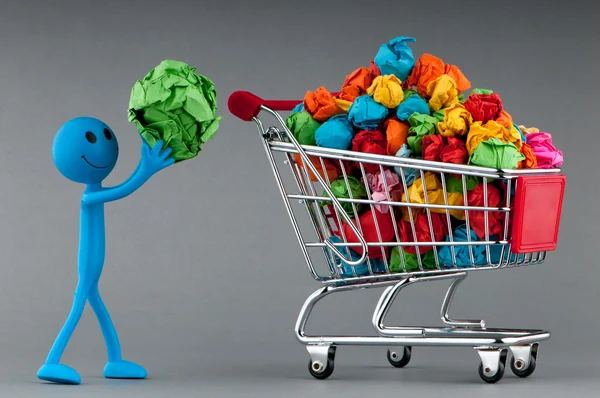 Recylcing kavramı ile renk kağıt ve alışveriş sepeti — Stok fotoğraf