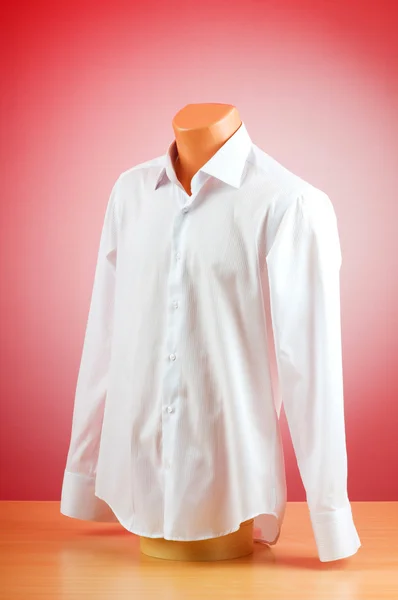 Мужская рубашка на градиентном фоне — стоковое фото