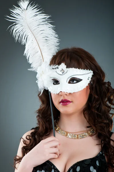 Kvinna med en mask i studio fotografering — Stockfoto
