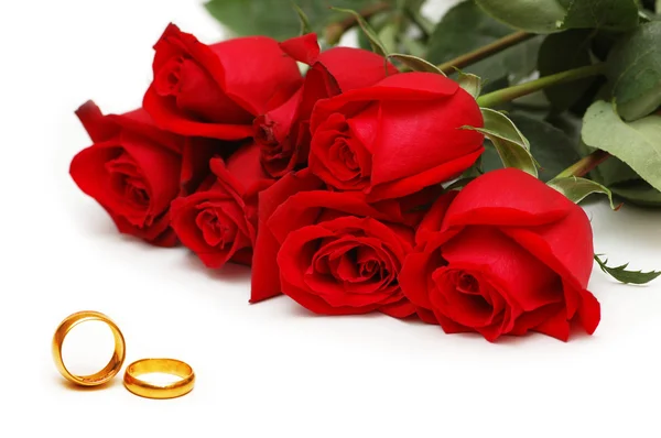 Концепция свадьбы с розами и кольцами — стоковое фото