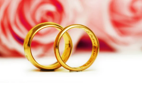 バラとリングでの結婚式のコンセプト — ストック写真