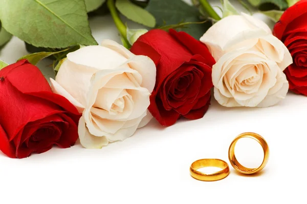 Bröllop koncept med rosor och ringar — Stockfoto