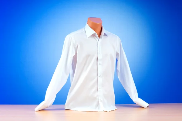 Мужская рубашка на градиентном фоне — стоковое фото