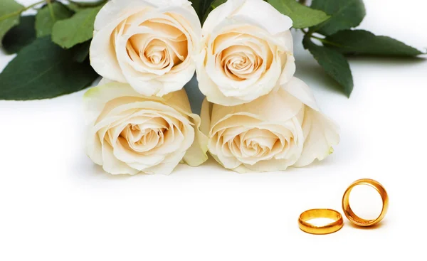 Conceito de casamento com rosas e anéis Imagens Royalty-Free