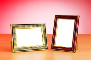 Masadaki fotoğraf çerçeveleri