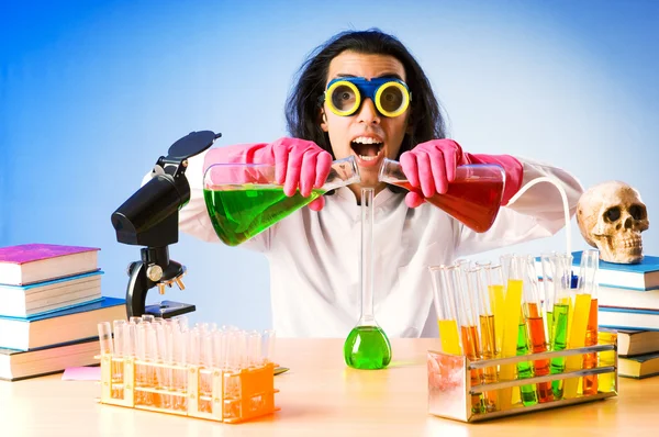 Químico en el laboratorio experimentando con soluciones — Foto de Stock