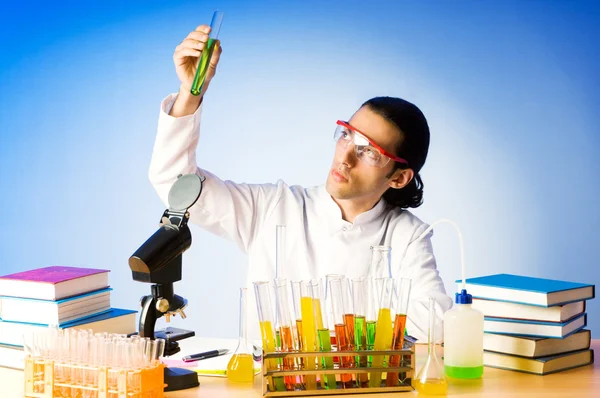 Chemik v laboratoři experimentuje s řešeními — Stock fotografie