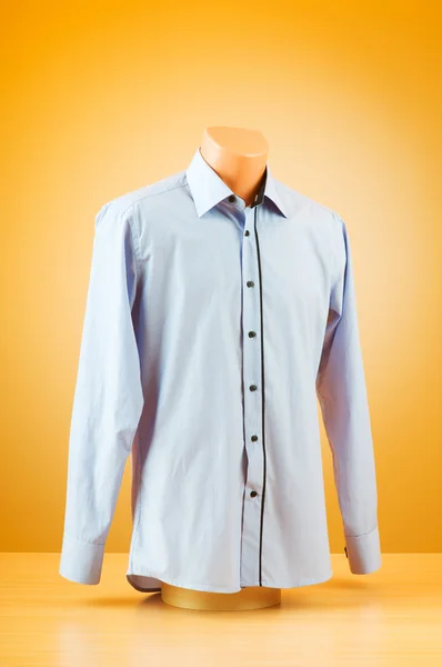 Camisa masculina contra fundo gradiente — Fotografia de Stock