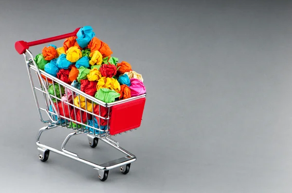 Recylcing concept met papier van de kleur en het winkelen kar — Stockfoto