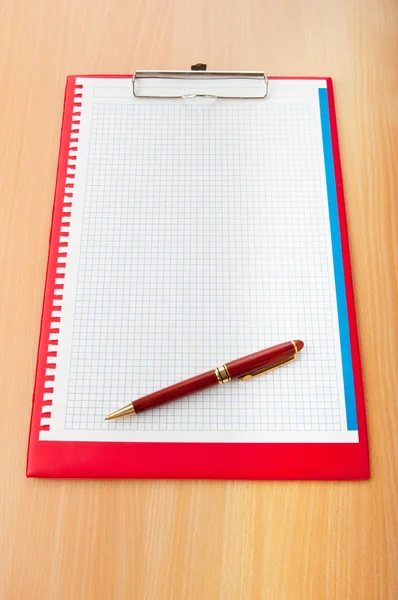Binder com página em branco com caneta — Fotografia de Stock