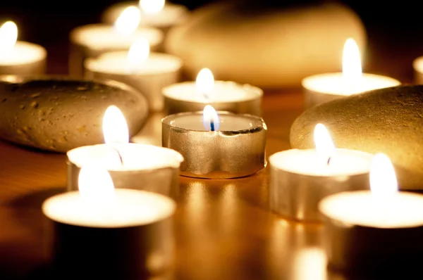 Hořící svíčky a oblázky pro aromaterapie session — Stock fotografie