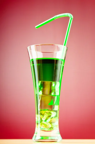 Cocktail colorato in bicchieri con ghiaccio — Foto Stock