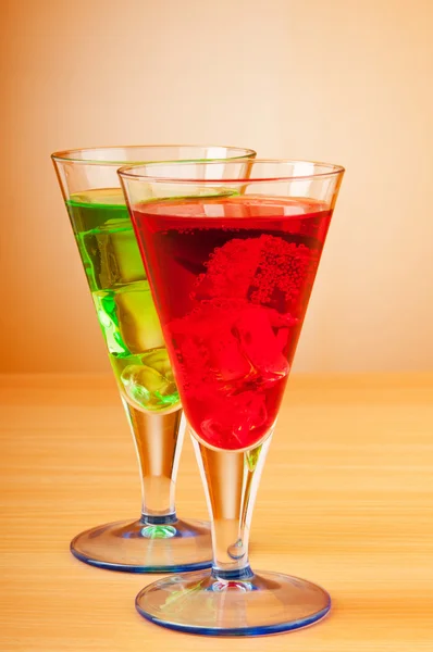 Цветной коктейль в бокалах — стоковое фото