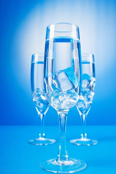 Water in het glas tegen achtergrond met kleurovergang — Stockfoto