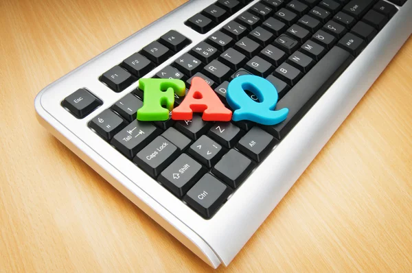 FAQ koncept med bokstäver på tangentbordet — Stockfoto