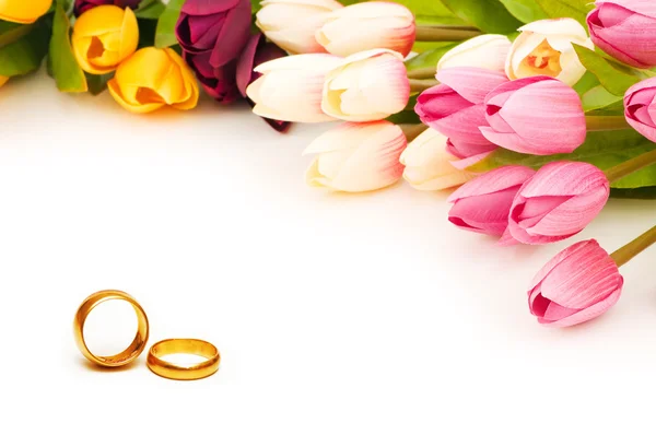 Bruiloft concept met rozen en ringen — Stockfoto