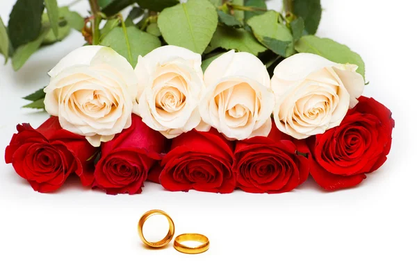 Koncepcja ślubne z róż i pierścienie — Zdjęcie stockowe