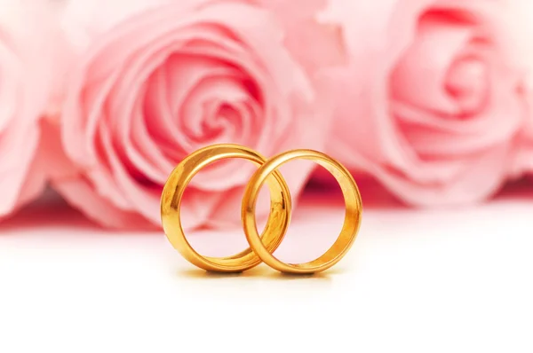 Wedding concept with roses and rings — Stock Photo, Image