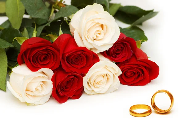 Bröllop koncept med rosor och ringar — Stockfoto