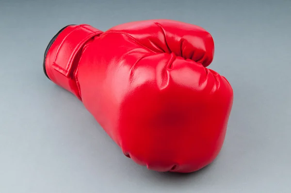 背景に赤いボクシング用グローブ — ストック写真