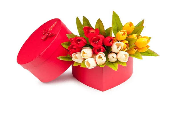 Coffret cadeau et tulipes isolées sur blanc — Photo