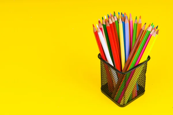 Powrót do koncepcji szkoły z kolorowymi ołówkami — Zdjęcie stockowe