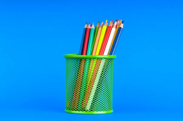 Vissza az iskolába színes ceruzákkal — Stock Fotó