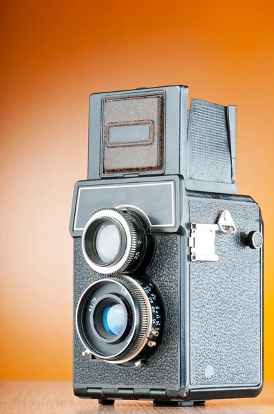 Vintage filmcamera tegen achtergrond met kleurovergang — Stockfoto