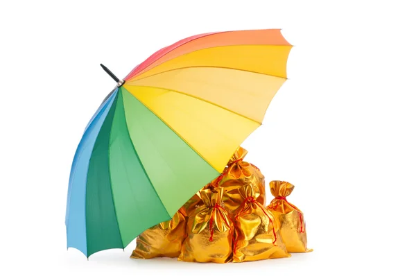 Gyllene säckar under skydd av paraply — Stockfoto