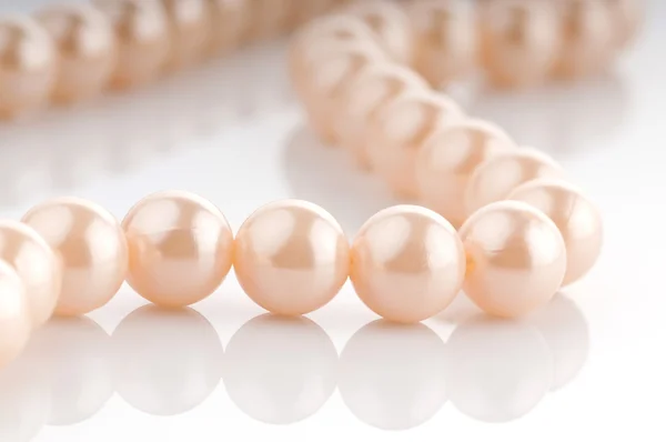 Collar de perlas en concepto de moda y belleza — Foto de Stock
