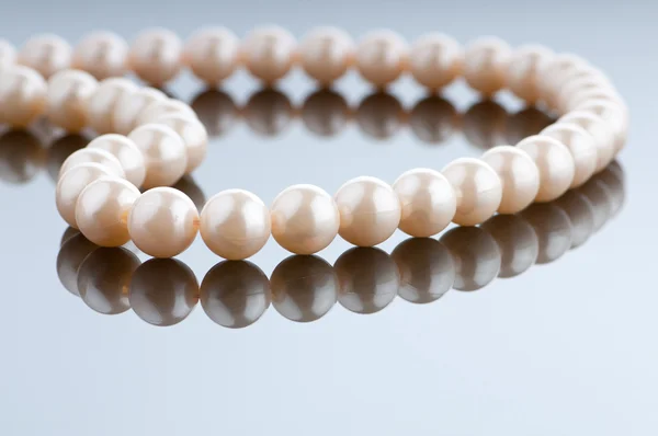 Perlenkette im Mode- und Schönheitskonzept — Stockfoto