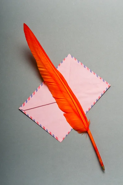 Letra y pluma en el fondo — Foto de Stock