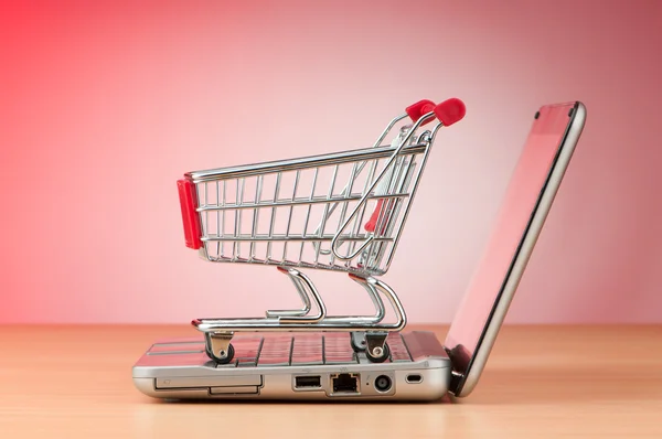 Internet concepto de compras en línea con ordenador y carrito Imágenes De Stock Sin Royalties Gratis