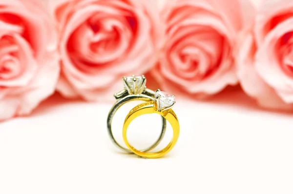 Concepto de boda con rosas y anillos Fotos de stock